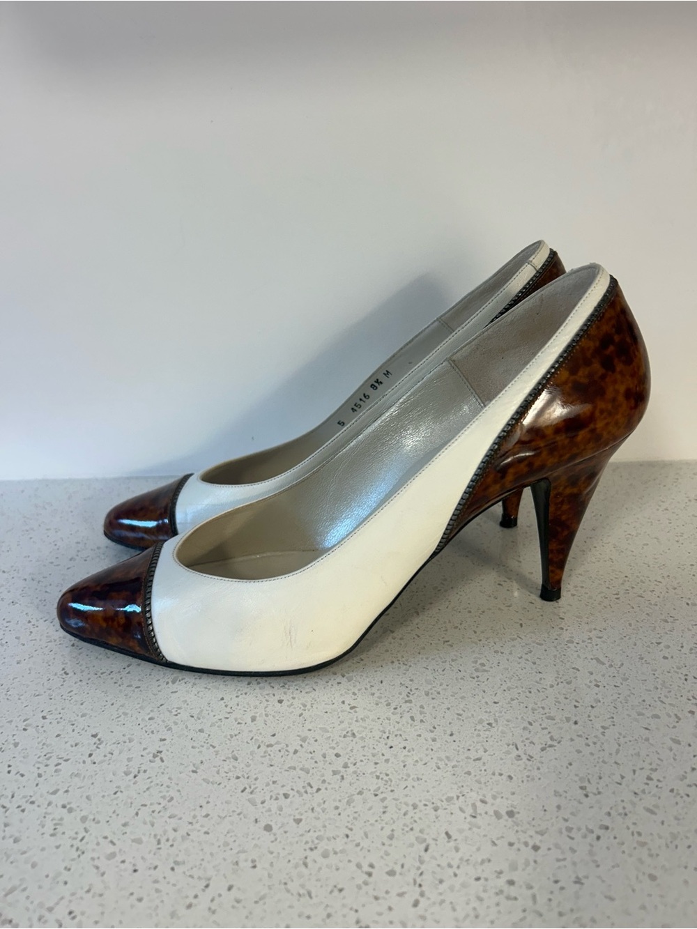 Beautiful Vintage Classic White and Brown Leather Pointed Pumps❤️